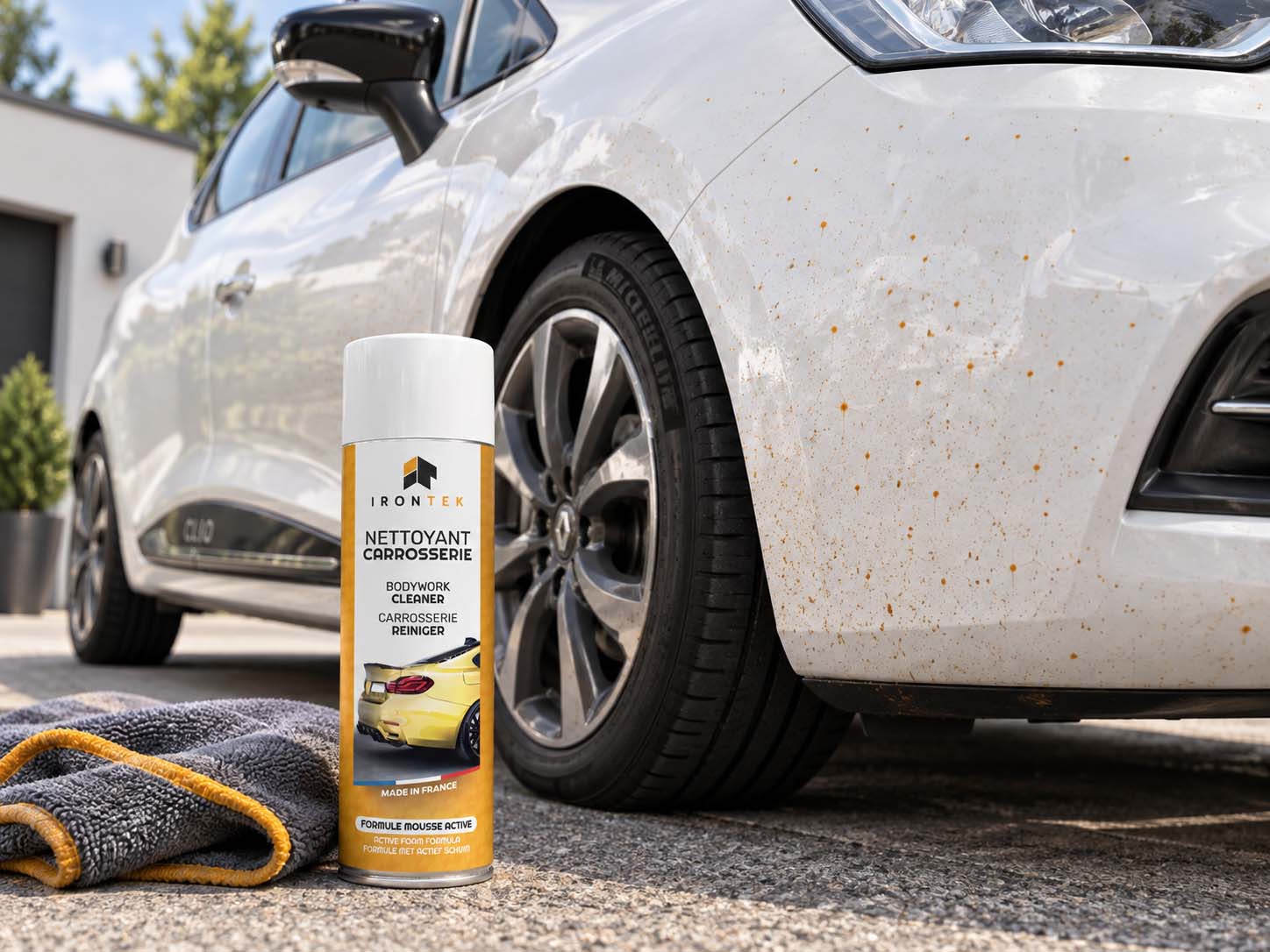Saletés incrustées sur Renault Clio 4 blanche